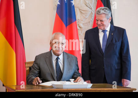 Berlin, Allemagne. Janvier 28th, 2014. Le Président allemand Gauck se félicite le chef de l'État indépendant du Samoa, Tui Atua Tupua Tamasese Efi, avec les honneurs militaires au Palace Bellevue de Berlin. / Photo : Président Joachin Gauck de Tupua Tamasese Tupuola allemand et Tufuga Efi de Samoa. Credit : Reynaldo Chaib Paganelli/Alamy Live News Banque D'Images