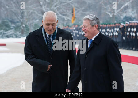 Berlin, Allemagne. Janvier 28th, 2014. Le Président allemand Gauck se félicite le chef de l'État indépendant du Samoa, Tui Atua Tupua Tamasese Efi, avec les honneurs militaires au Palace Bellevue de Berlin. / Photo : Président Joachin Gauck de Tupua Tamasese Tupuola allemand et Tufuga Efi de Samoa. Credit : Reynaldo Chaib Paganelli/Alamy Live News Banque D'Images