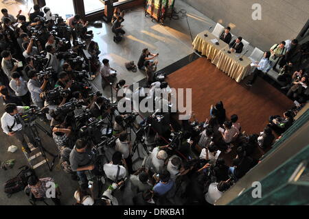 Bangkok. 28 janvier, 2014. Photo prise le 28 janvier 2014 montre une scène d'une conférence de presse à Bangkok, capitale de la Thaïlande. Le gouvernement intérimaire thaïlandais a décidé que l'élection générale le 2 février se tiendra comme prévu, vice-premier ministre Phongthep Thepkanjana dit mardi. Credit : Gao Jianjun/Xinhua/Alamy Live News Banque D'Images