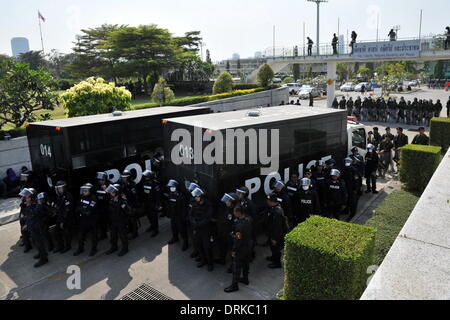 Bangkok, Thaïlande. 28 janvier, 2014. La police anti-émeute a garder la garde à l'extérieur l'Armée Club à Bangkok, capitale de la Thaïlande, le 28 janvier 2014. Deux manifestants ont été blessés dans un tir d'armes à feu près de l'Armée de Club, où une rencontre entre le gouvernement intérimaire de la Thaïlande et de la Commission électorale ont eu lieu. Credit : Gao Jianjun/Xinhua/Alamy Live News Banque D'Images