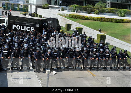 Bangkok, Thaïlande. 28 janvier, 2014. La police anti-émeute a garder la garde à l'extérieur l'Armée Club à Bangkok, capitale de la Thaïlande, le 28 janvier 2014. Deux manifestants ont été blessés dans un tir d'armes à feu près de l'Armée de Club, où une rencontre entre le gouvernement intérimaire de la Thaïlande et de la Commission électorale ont eu lieu. Credit : Gao Jianjun/Xinhua/Alamy Live News Banque D'Images