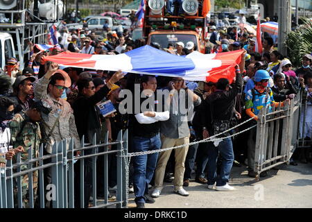 Bangkok, Thaïlande. 28 janvier, 2014. Des manifestants anti-gouvernement manifester devant le Club de l'armée à Bangkok, capitale de la Thaïlande, le 28 janvier 2014. Deux manifestants ont été blessés dans un tir d'armes à feu près de l'Armée de Club, où une rencontre entre le gouvernement intérimaire de la Thaïlande et de la Commission électorale ont eu lieu. Credit : Gao Jianjun/Xinhua/Alamy Live News Banque D'Images