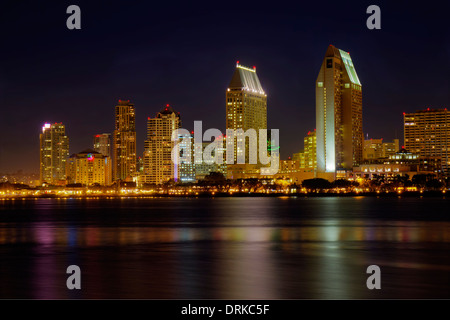 Image HDR d'un horizon de partielle de San Diego, Californie vu de l'eau après le coucher du soleil Banque D'Images