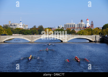 Les athlètes assortis aviron dans la tête de la Charles sur la Charles River à Boston Massachusetts Banque D'Images