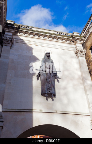 Londres, Cavendish Square Jacob Epstein's 'Madonna' et de l'enfant à Dean's Mews Banque D'Images