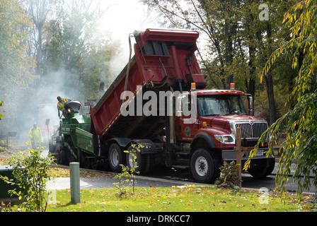 La prestation de l'asphalte chaud chariot à paver. Banque D'Images