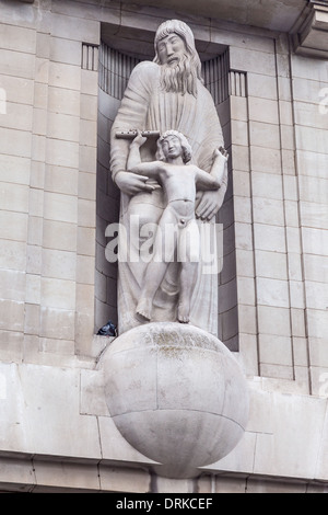 Londres, Portland Place Eric Gill's 'Prospero et Ariel' sur la façade de la maison Banque D'Images