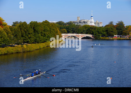 Les athlètes assortis aviron dans la tête de la Charles sur la Charles River à Boston Massachusetts Banque D'Images