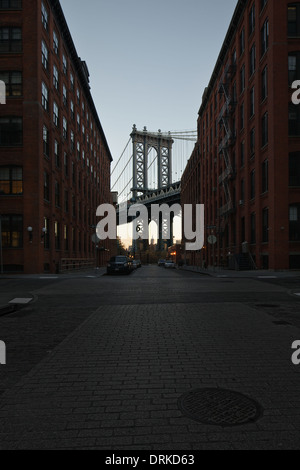 Tôt le matin dans les rues de Brooklyn à New York, avec l'émergence de la Manhattan Bridge Banque D'Images