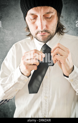 Businessman tying necktie. La correction de l'homme égalité, Close up avec focus sélectif. Banque D'Images