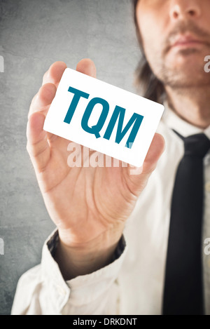 Consultant en gestion de la qualité totale. Businessman holding TQM carte. Focus sélectif. Banque D'Images