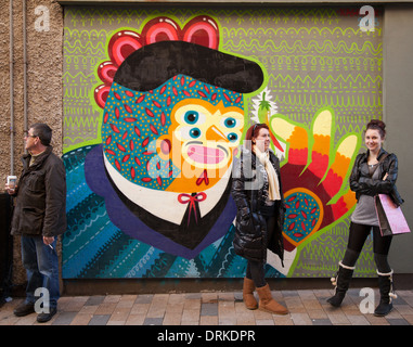 Les visiteurs et les résidents de la ville stadning en face de Blackpool, Lancashire mur de graffiti, UK , l'Europe, l'UNION EUROPÉENNE Banque D'Images