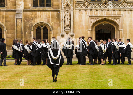 Les étudiants de l'Université de Cambridge robes le jour de la remise des diplômes au Corpus Christi College, Angleterre Banque D'Images