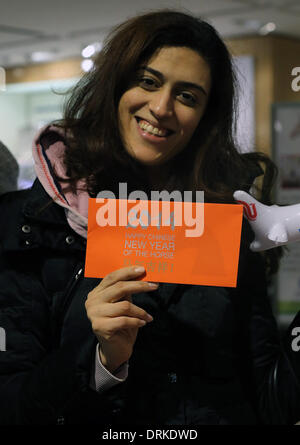 Francfort, Allemagne. 28 janvier, 2014. Un client affiche une enveloppe rouge dans centre commercial Kaufhof, Francfort, Allemagne, le 28 janvier 2014. Kaufhof shopping mall, le plus grand l'un à Francfort, présentera des enveloppes rouges avec des bons pour les clients avec tout achat de plus de 88 dollars l'Euro dans le cadre de leurs célébrations de la fête du printemps, la Nouvelle Année lunaire chinoise. Enveloppes rouges contenant de l'argent sont généralement utilisés comme cadeaux pendant le Festival du printemps. © Luo Huanhuan/Xinhua/Alamy Live News Banque D'Images