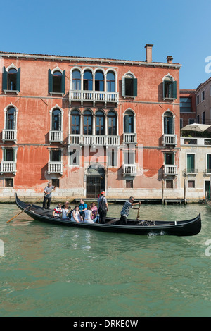 Les touristes de prendre un voyage en gondole sur le Grand Canal Venise Banque D'Images