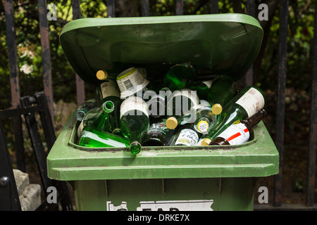 Verre vert bac de recyclage de bouteilles Banque D'Images