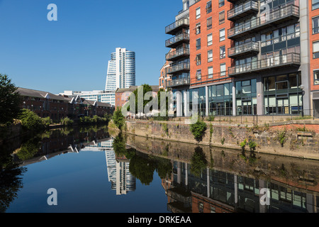 Bridgewater Place et riverside apartments rivière Aire, Leeds, Angleterre Banque D'Images