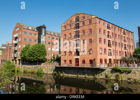 Appartements au bord de la rivière Aire, Leeds, Angleterre Banque D'Images