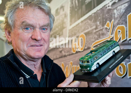 Nuremberg, Allemagne. 28 janvier, 2014. L'ancien gardien Sepp Maier présente un modèle de la Magirus O6500 de bus Schuco société qui l'équipe nationale de football allemande utilisée en 1954 lors de l'actualité montrent à la 65e Foire Internationale du Jouet à Nuremberg, Allemagne, 28 janvier 2014. Photo : Daniel Karmann/dpa/Alamy Live News Banque D'Images