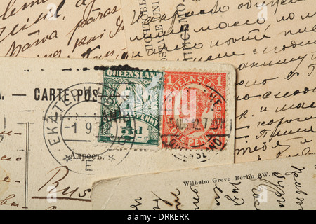 Les timbres de la reine Victoria, Australie, Queensland. Un cent timbres Rouge, 1897-1911. Un demi-penny Green stamp. Des cartes postales anciennes. Banque D'Images