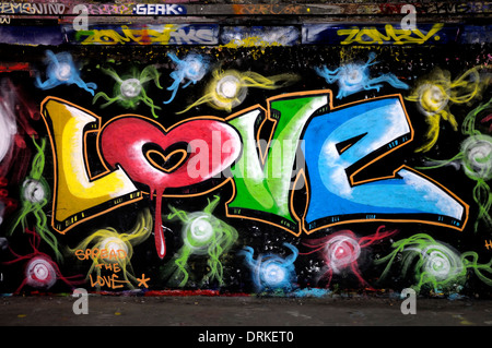 Londres, Angleterre, Royaume-Uni. Leake Street / Banksey / Tunnel Tunnel le Tunnel sous la gare de Waterloo Graffiti autorisé : zone graffiti. Banque D'Images