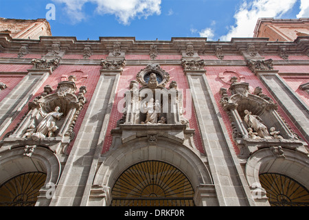 MADRID, ESPAGNE - 10 mars 2013 : Façade d'église baroque San Millan e San Cayetano. Banque D'Images