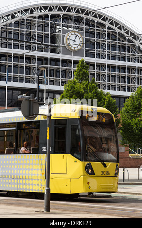 Tramway Metrolink passe G-MEX centre centre de Manchester, Angleterre Banque D'Images