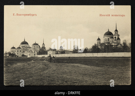 Couvent Novo-Tikhvinsky avec cathédrale Saint Alexander Nevsky à Yekaterinburg, Empire russe. Photo vintage noir et blanc du photographe russe Veniamin Metenkov datée du début du XXe siècle, publiée dans la carte postale russe vintage publiée par Veniamin Metenkov lui-même à Yekaterinburg. Texte en russe: Yekaterinburg. Couvent. La cathédrale St Alexander Nevsky est vue sur la droite. Avec la permission de la collection de cartes postales Azoor. Banque D'Images