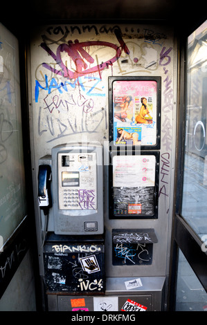 Londres, Angleterre, Royaume-Uni. Téléphone vandalisé fort avec la prostituée annonces [supprimé] Numéros de téléphone numérique Banque D'Images