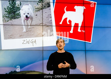 À l'événement de presse 'Zynga Unleashed', fondateur et PDG Mark Pincus montre une photo de sa fin bulldogg Zinga, qui a inspiré le nom de l'entreprise et est immortalisée dans le jeu du logo géant. 26 juin 2012. Banque D'Images