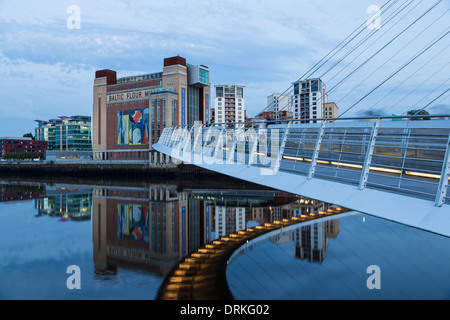 Gateshead Millennium Bridge et Baltic Mill Art Centre, Newcastle on Tyne, en Angleterre Banque D'Images