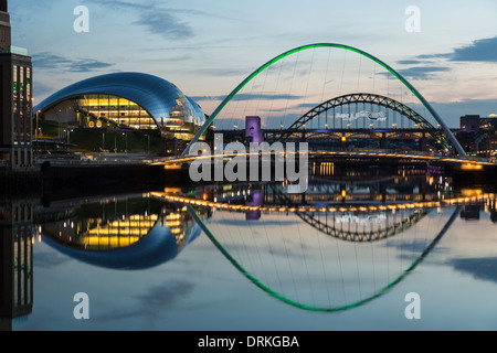 Gateshead Millennium Bridge et le Sage au crépuscule, Newcastle on Tyne, en Angleterre Banque D'Images