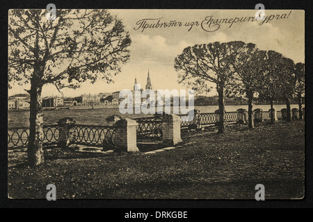 Remblai de l'étang de la ville (Gorodskoy Pond) sur la rivière Iset à Yekaterinburg, Empire russe. Photo vintage noir et blanc probablement par le photographe autrichien Josef Rona daté du début du XXe siècle publié dans la carte postale russe vintage publié par Josef Rona (Iosif Rona) lui-même à Yekaterinburg. Texte en russe: Salutations de Yekaterinburg. Le site de Gimnazicheskaya Embankment (Gymnase Embankment) de la rivière Iset et de la cathédrale Sainte-Catherine est illustré. La cathédrale a été détruite par les bolcheviks dans les années 1930. Avec la permission de la collection de cartes postales Azoor. Banque D'Images