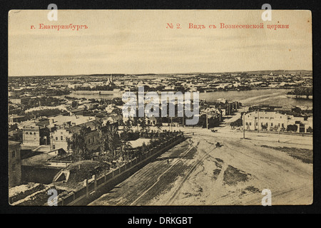 Maison Ipatiev (Maison Ipatievsky) dans le panorama de Yekaterinburg, Empire russe. Photo vintage noir et blanc probablement par le photographe autrichien Josef Rona daté du début du XXe siècle publié dans la carte postale russe vintage publié par Josef Rona (Iosif Rona) lui-même à Yekaterinburg. Texte en russe: Yekaterinburg. Vue de l'Église de l'Ascension. La maison Ipatiev (Maison Ipatievsky) est vue à droite. Le tsar Nicolas II de Russie, sa famille et les membres de son foyer ont été assassinés dans cette maison par les bolcheviks en 1918. Avec la permission de la collection de cartes postales Azoor Banque D'Images