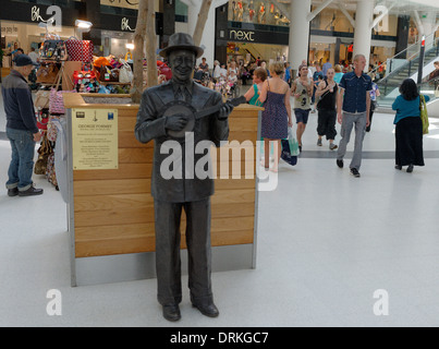 George Formby statue dans la grande arcade, Wigan, jouant le ukulele Banque D'Images