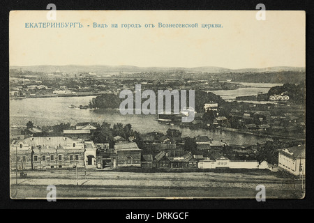 Maison Ipatiev (Maison Ipatievsky) dans le panorama de Yekaterinburg, Empire russe. Photo vintage noir et blanc du photographe russe Nikolai Vvedensky datée du début du XXe siècle, publiée dans la carte postale russe vintage publiée par M.S. Semkov, Yekaterinburg. Texte en russe: Yekaterinburg. Vue sur la ville depuis l'Église de l'Ascension. La maison Ipatiev (Maison Ipatievsky) est vue à gauche. Le tsar Nicolas II de Russie, sa famille et les membres de son foyer ont été assassinés dans cette maison par les bolcheviks en 1918. Avec la permission de la collection de cartes postales Azoor. Banque D'Images