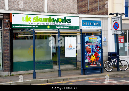 Maidstone, Kent, Angleterre, Royaume-Uni. UK Boîtes shop dans la rue Mill. 'One Stop Shop' accessoires de mode de vie Banque D'Images