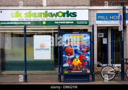 Maidstone, Kent, Angleterre, Royaume-Uni. UK Boîtes shop dans la rue Mill. 'One Stop Shop' accessoires de mode de vie Banque D'Images