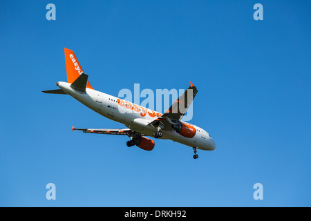 Airbus A320 d'Easyjet à la terre Banque D'Images
