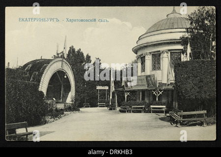 Jardin de la maison Kharitonov à Yekaterinburg, Empire russe. Photo vintage noir et blanc du photographe russe Nikolai Vvedensky datée du début du XXe siècle, publiée dans la carte postale russe vintage publiée par M.S. Semkov, Yekaterinburg. Texte en russe: Yekaterinburg. Jardin de Kharitonov. Avec la permission de la collection de cartes postales Azoor. Banque D'Images