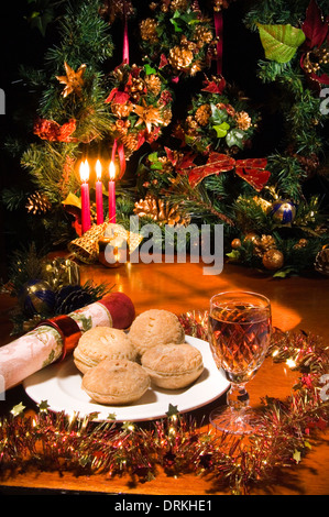 Petits pâtés fait maison et un verre de sherry à l'écart pour le Père Noël la veille de Noël Banque D'Images