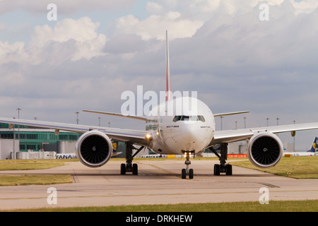 Boeing 777 sur la piste pour le décollage à l'aéroport de Manchester Banque D'Images