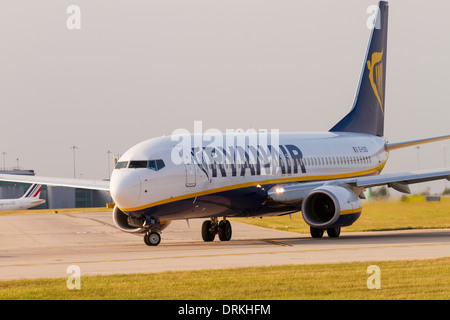 Ryanair Boeing 737 sur la piste pour le décollage à l'aéroport de Manchester Banque D'Images