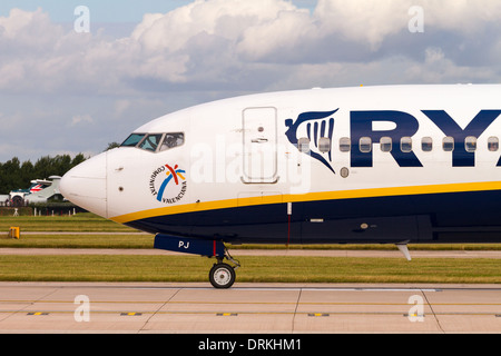 Ryanair Boeing 737 sur la piste pour le décollage à l'aéroport de Manchester Banque D'Images