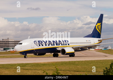 Ryanair Boeing 737 sur la piste pour le décollage à l'aéroport de Manchester Banque D'Images