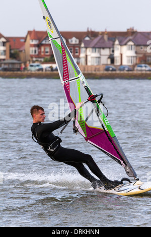 Windsurfer mâle voiles sur le lac marin Banque D'Images