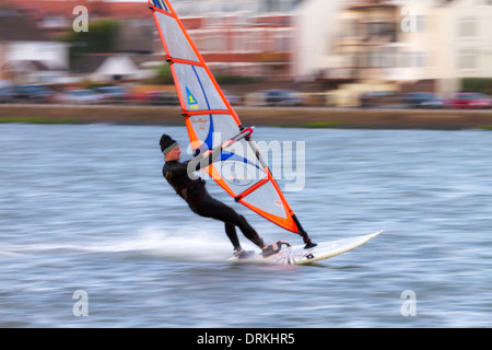 Windsurfer mâle voiles sur le lac marin Banque D'Images
