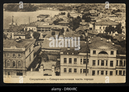 Sverdlovsk, Union soviétique (aujourd’hui Yekaterinburg, Russie). Photo vintage noir et blanc du photographe soviétique Nikolai Tatarchenko datée probablement de la fin des années 1920 ou des années 1930, publiée dans la carte postale soviétique vintage. Texte en russe: Sverdlovsk. La partie nord-est de la ville. Photo de Nikolai Tatarchenko. Vue depuis le clocher de la cathédrale Sainte-Catherine. Avec la permission de la collection de cartes postales Azoor. Banque D'Images