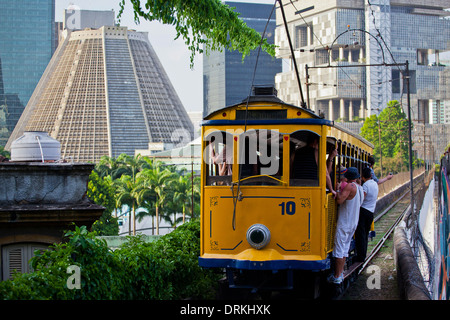 Passage du tramway de Santa Teresa Lapa arches aqueduc en vue de Rio de Janeiro centre-ville en arrière-plan, le Brésil. Banque D'Images