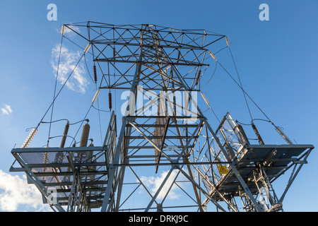 Jusqu'à un pylône d'électricité au-dessous de, UK Banque D'Images